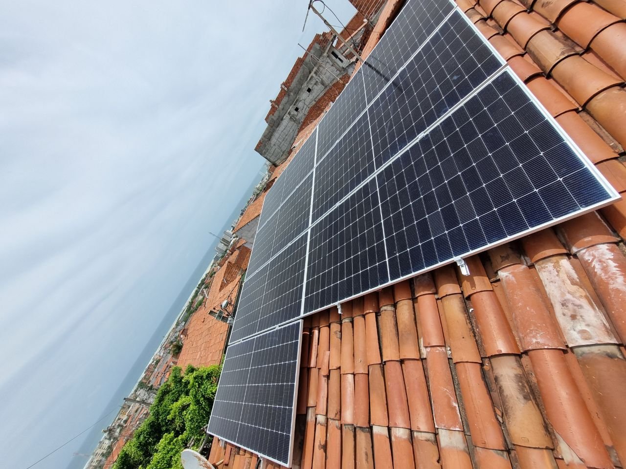 Sistema solar residencial de 4,1 kWp instalado em Fortaleza